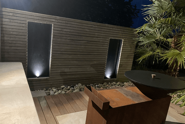 Éclairage extérieur design de terrasse et jardin installé par JD2M Électricité