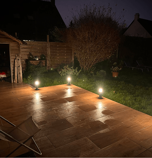 Bornes lumineuses extérieures installées par JD2M Électricité dans un jardin à Laillé