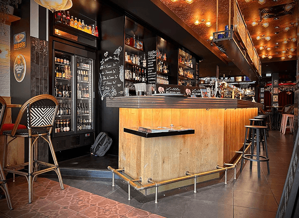 Installation d'un bandeau LED sur mesure dans un bar par JD2M Électricité à Laillé