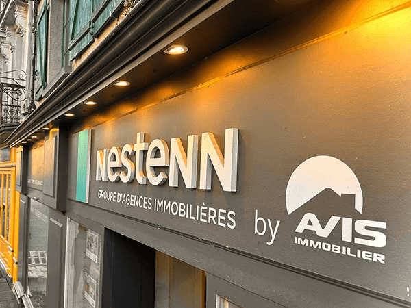 Éclairage d'enseigne commerciale installé par JD2M Électricité pour l'agence Nestenn