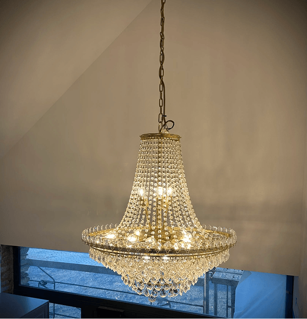 Installation d'un lustre à pampilles par JD2M Électricité à Laillé
